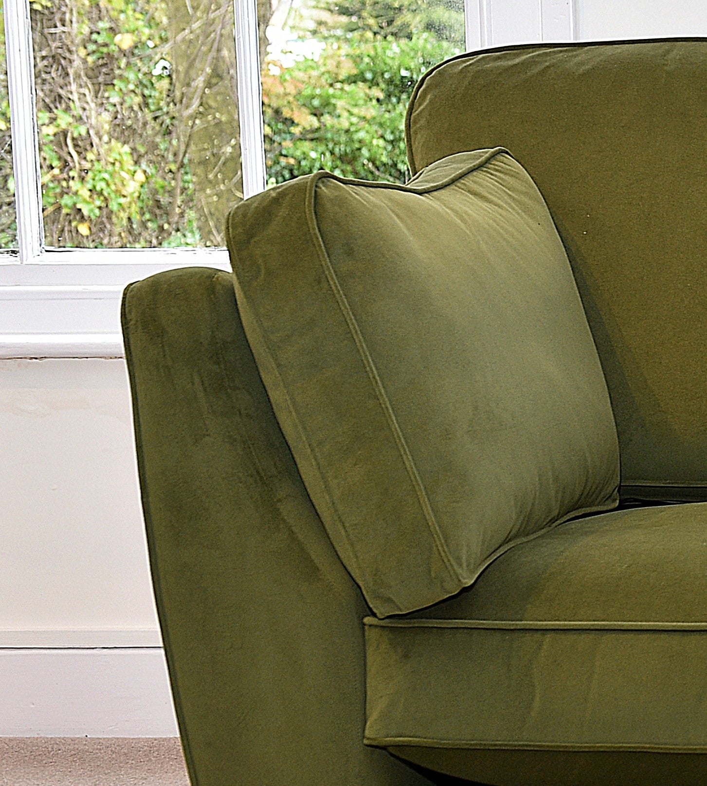 Boucle vs. Velvet: Which Upholstery Fabric Suits Your Sofa Best?